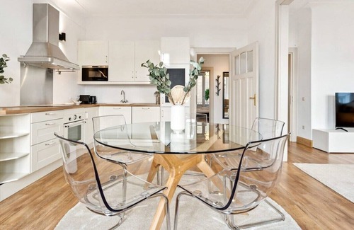 Gare Apartamento | Modern 2BR in Gare: Wi-Fi, Kitchen, Washer/Dryer