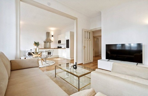 Gare Apartamento | Modern 2BR in Gare: Wi-Fi, Kitchen, Washer/Dryer