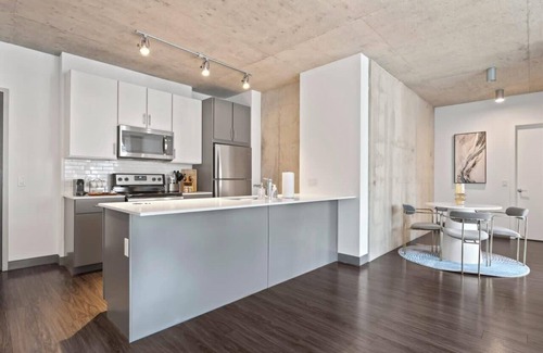 Downtown Chicago Apartamento | Urban Retreat: 2BR, City Views, Near Shops