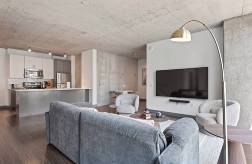 Downtown Chicago Apartamento | Urban Retreat: 2BR, City Views, Near Shops