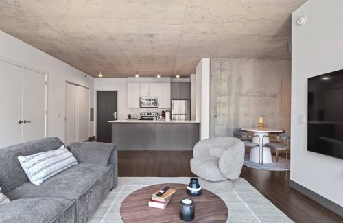 Downtown Chicago Apartamento | Urban Retreat: 2BR, City Views, Near Shops