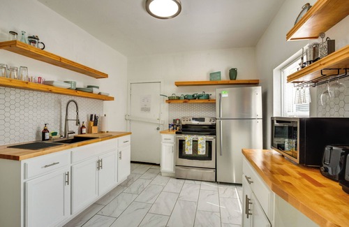 North Hyde Park Apartamento | Modern 2BR Kansas City Condo Near Downtown