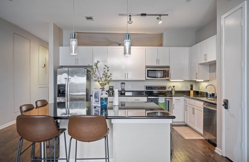 Dawson Apartamento | Modern 2BR Loft w/ Pool + Balcony in Heart of SoCo