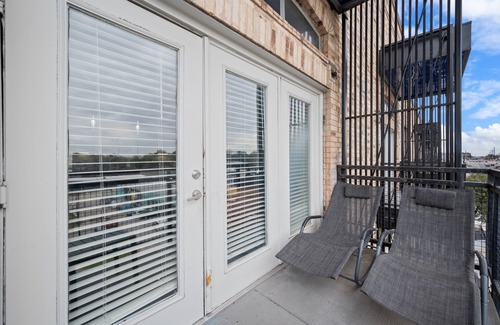 Dawson Apartamento | Modern 2BR Loft w/ Pool + Balcony in Heart of SoCo