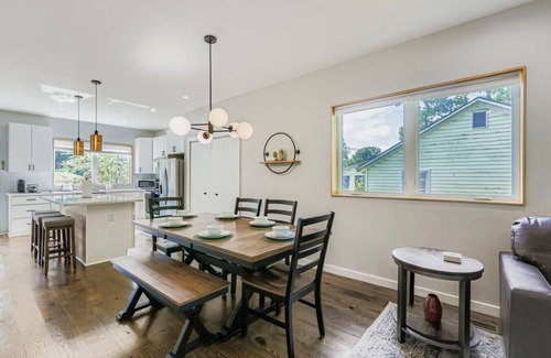 Durham Apartamento | Modern 2BR near Tobacco Trail w/rooftop deck