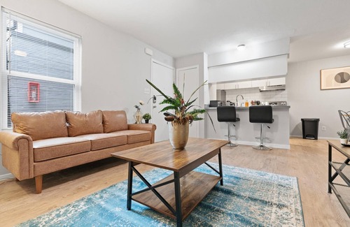 North University Apartamento | Modern 2BR Near UT Hyde Park Evonify