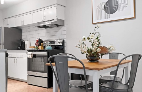 North University Apartamento | Modern 2BR Near UT Hyde Park Evonify