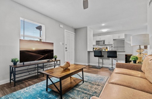 North University Apartamento | Modern 2BR Near UT Hyde Park Evonify