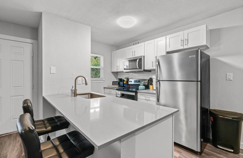 North University Apartamento | Modern 2BR Near UT Hyde Park Evonify