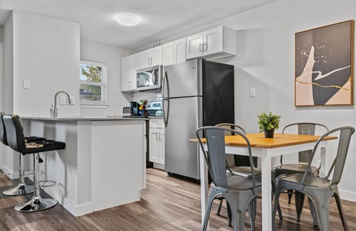 North University Apartamento | Modern 2BR Near UT Hyde Park Evonify