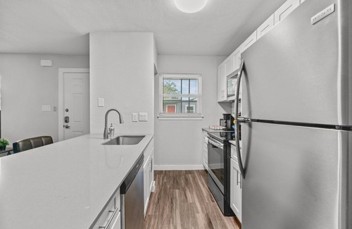North University Apartamento | Modern 2BR Near UT Hyde Park Evonify