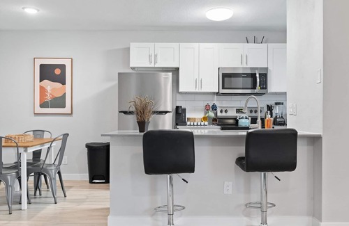 North University Apartamento | Modern 2BR Near UT Hyde Park Evonify