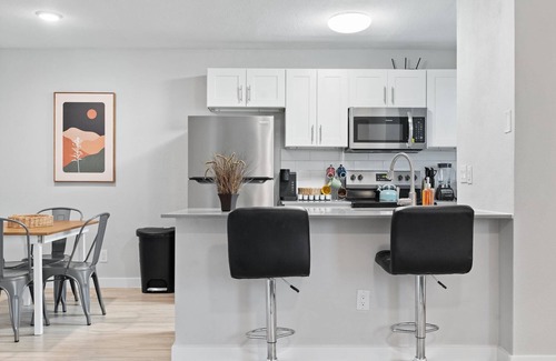 North University Apartamento | Modern 2BR Near UT Hyde Park Evonify