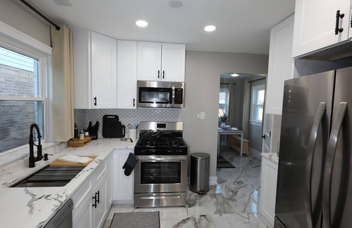 Oak Lawn Casa | Elegant and Cozy 2 Bedroom Recently Renovated Home
