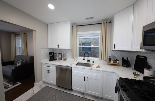 Oak Lawn Casa | Elegant and Cozy 2 Bedroom Recently Renovated Home