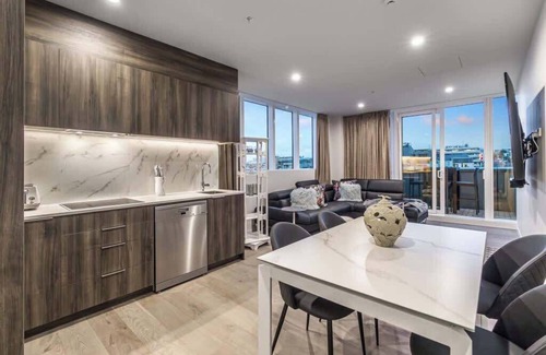 Parnell Apartamento | Bright 2BR Penthouse| Family Friendly | Near Arena