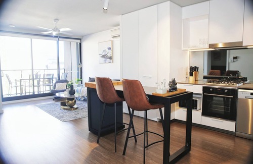 Bowen Hills Apartamento | Modern 2BR | Prime Location | Balcony