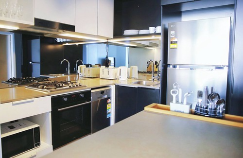 Bowen Hills Apartamento | Modern 2BR | Prime Location | Balcony