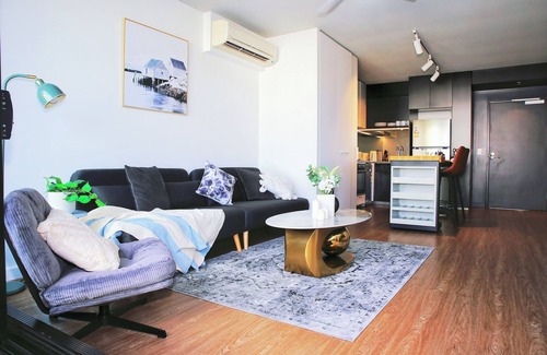 Bowen Hills Apartamento | Modern 2BR | Prime Location | Balcony