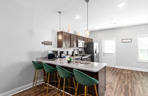 Clarksville Casa | Modern 2BR Retreat Near Downtown Clarksville, APSU & F&M Arena