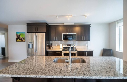 Downtown Apartamento | Modern 2BR Retreat with Balcony – Dartmouth Views