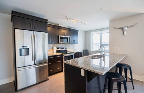 Downtown Apartamento | Modern 2BR Retreat with Balcony – Dartmouth Views