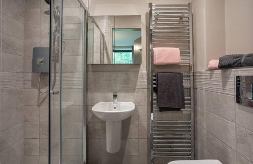 Belfast Apartamento | Modern 2BR with Balcony next to the City Airport BHD - Free Parking