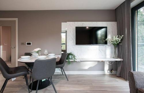 Belfast Apartamento | Modern 2BR with Balcony next to the City Airport BHD - Free Parking