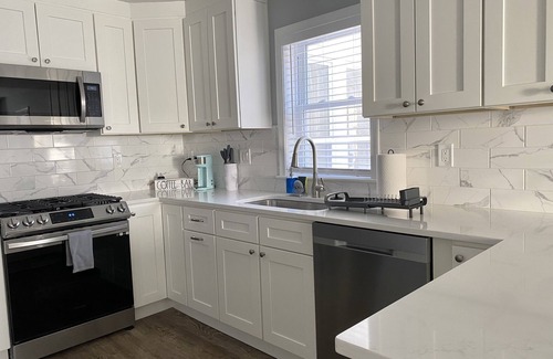 Roslindale Condominio | Modern 2br with W/D in unit, Parking, central air