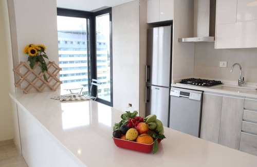 Beirut Apartamento | Modern 3 Bed 3 Bath Apt w/Sea View
