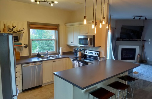 The Blue Mountains Condominio | Modern 3 Bedroom, 2 Bath Condo w/ pool near village