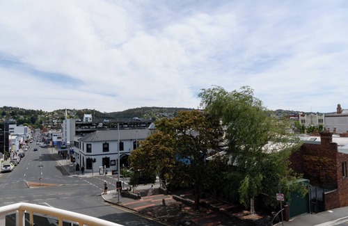 Launceston CBD Casa | Modern 3-Bed House in Launceston CBD w/ Parking