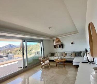 Benahavis Apartamento | Modern 3 bed with pool