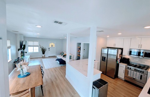 Torrance Casa | Modern 3 bedroom + ADU, jacuzzi, backyard, office