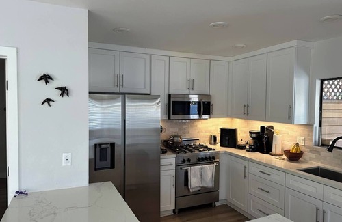 Torrance Casa | Modern 3 bedroom + ADU, jacuzzi, backyard, office