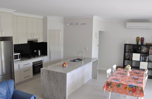 Woolloongabba Apartamento | Unidad moderna de 3 dormitorios, patio, patio frondoso, piscina.