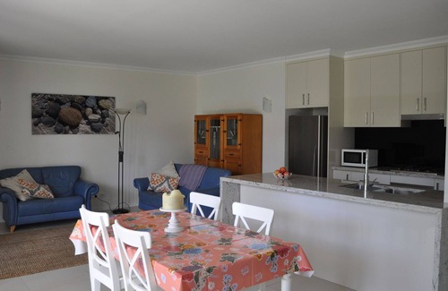 Woolloongabba Apartamento | Unidad moderna de 3 dormitorios, patio, patio frondoso, piscina.