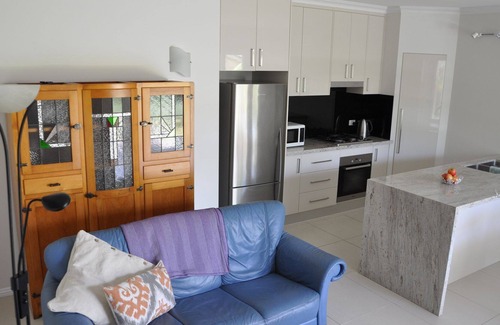 Woolloongabba Apartamento | Unidad moderna de 3 dormitorios, patio, patio frondoso, piscina.