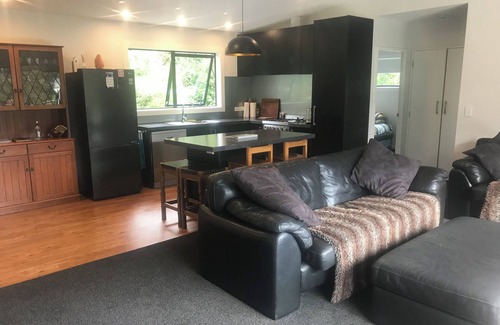Waitaria Bay Casa | Modern 3 bedroom bach in Kenepuru Sound
