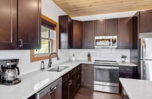 Wears Valley Cabina | Modern 3 Bedroom Cabin with Mountain Views!