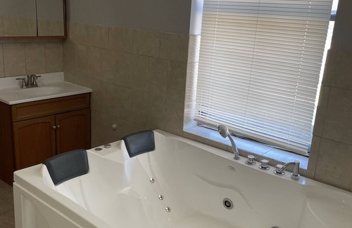 Grand Boulevard Condominio | Modern 3-Bedroom Condo with Artistic Flair in Historic Bronzeville