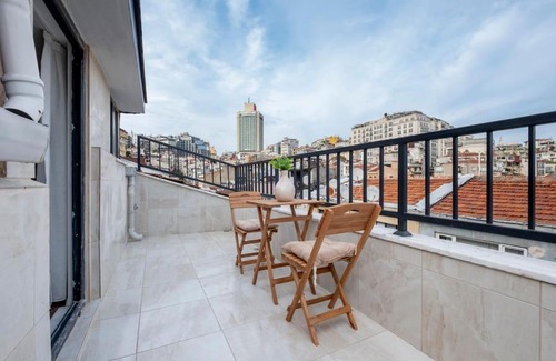 Cihangir Apartamento | Modern 3-Bedroom Duplex with Two Balconies, 2BA