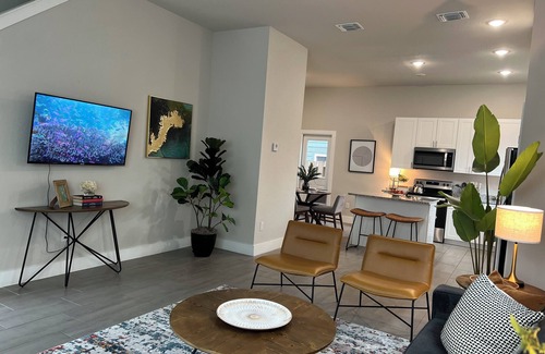 Terrell Heights Casa | Modern 3-bedroom House Features 3 Ensuite Baths, Close to Alamo Heights