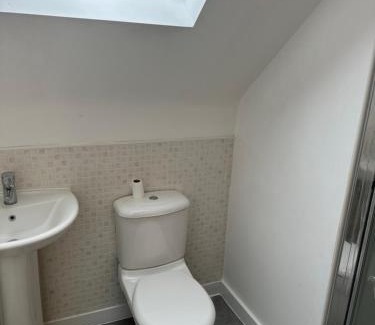 Darwin Casa | Modern 3-Bedroom Home 3 Minutes from Biggin Hill Airport - Secure Gated Community