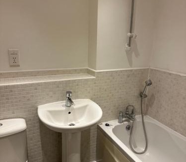 Darwin Casa | Modern 3-Bedroom Home 3 Minutes from Biggin Hill Airport - Secure Gated Community