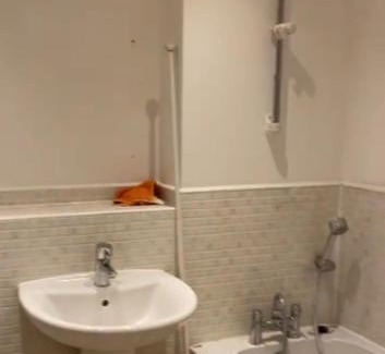 Darwin Casa | Modern 3-Bedroom Home 3 Minutes from Biggin Hill Airport - Secure Gated Community