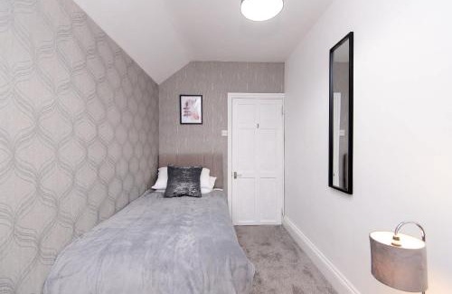 Rugby Casa | Modern 3 Bedroom Home in Central Rugby w Parking