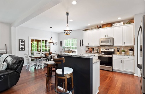 Concord Casa | Modern 3 Bedroom Home w/ Gorgeous outside patio!