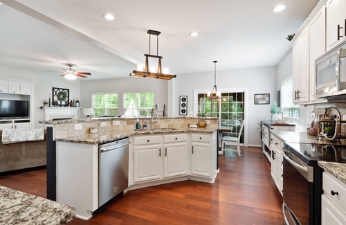 Concord Casa | Modern 3 Bedroom Home w/ Gorgeous outside patio!