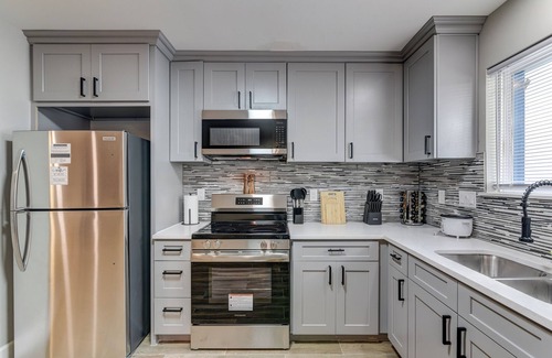 Edgebrook Casa | Modern 3 bedroom home with Hot tub and great outdoor ambiance!